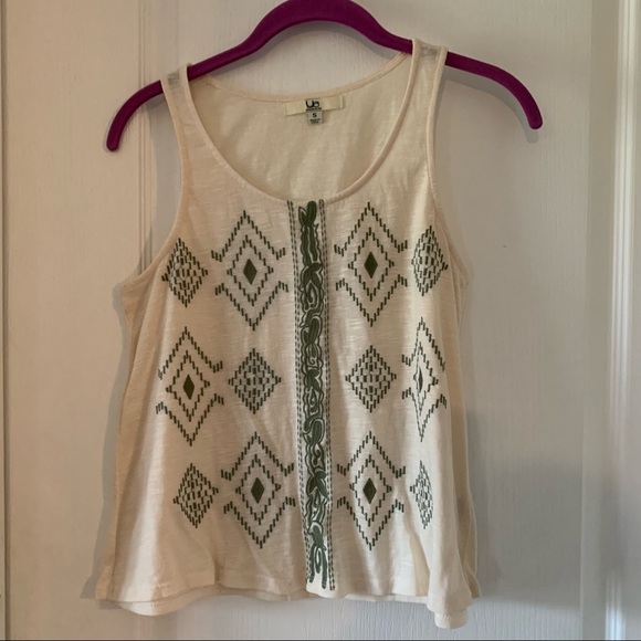 Tops - Embroidered tank top